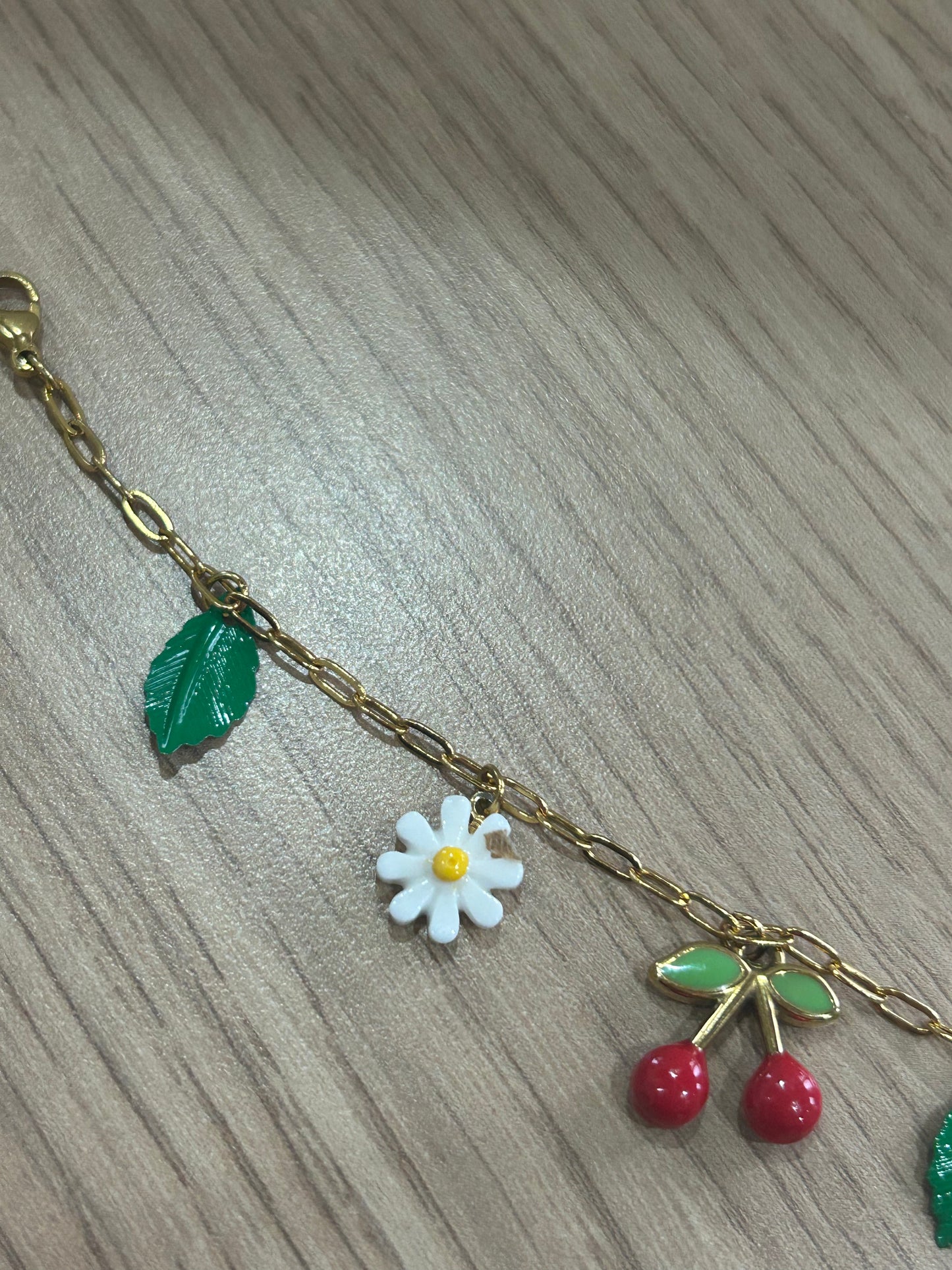 Bracelet cerise défectueux